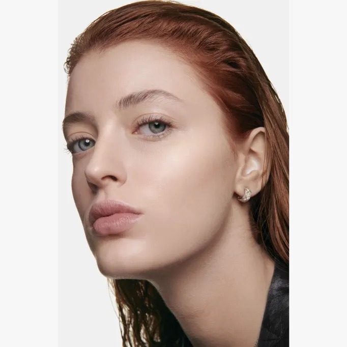 CHANEL SUBLIMAGE L'ESSENCE DE TEINT Ultimate Radiance-Generating Serum Foundation - Image 2